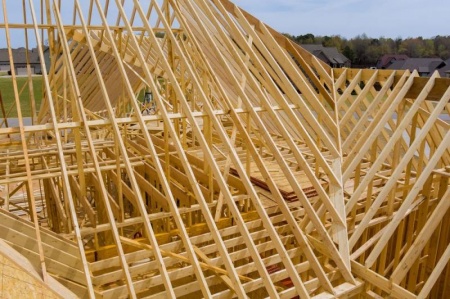 La sur&eacute;l&eacute;vation en charpente bois permet de cr&eacute;er un &eacute;tage suppl&eacute;mentaire sans agrandir l'emprise au sol